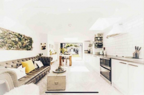 Teddington terraced cottage 3 floors, 3 bedrooms